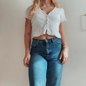 Brandy Melville topp med knappar - Söt vit topp med knappar och volanger, använd Max 10 gånger, i perfekt skick