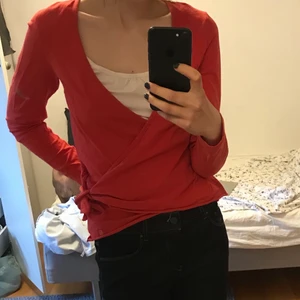 Knytblus från S Oliver  - Jättefint skick! Typ ljusröd med vitt inbyggt linne. Knyts på sidan! 