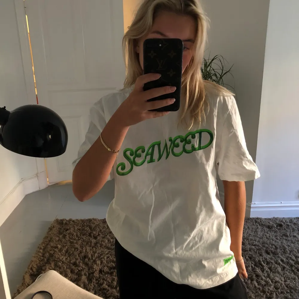 Säljer denna balla Axel arigato tshirten med trycket ”SEAWEED” . T-shirts.