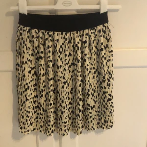 Mönstrad kjol från Bikbok storlek Xs - Plisserad mönstrad kjol från Bikbok. Mellan kort i storlek XS. Knappt använd så i bra skick.