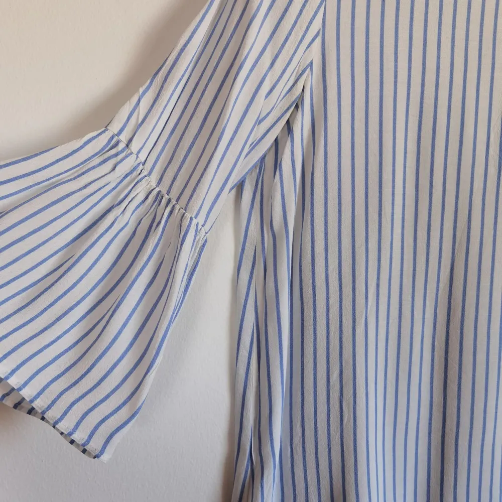 Zara blue stripped blouse, with bohemian sleeves. Perfect condition size S. Shipment included in the price and if bought with other item price will be reduced to exclude one shipping . Blusar.