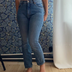 Moluns jeans från Monki stl 30 - Molins jeans med hög midja och raka ben. Frakt betalas av köparen.