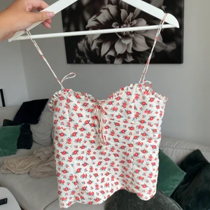 Topp - Säljer denna jättefina topp från zara som tyvärr är för liten för mig:( frakt ingår i priset