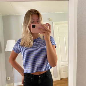 Blå randig T-shirt  - Super fin blå randig T-shirt från Monki❤️