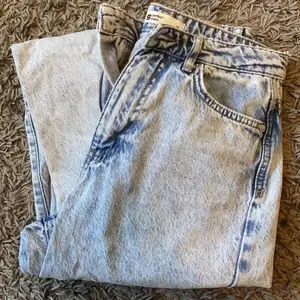 Jättefina jeans ifrån Gina❤️nästan aldrig använt och säljer pågrund av att dom inte riktigt passar mig som jag vill✨