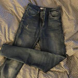grå/blåa jeans ifrån zara, säljer flera olika så kan tänka mig diskutera pris vid köp av fler eller mer i min profil. skriv för frågor osv , vill helst bli av med allt:)