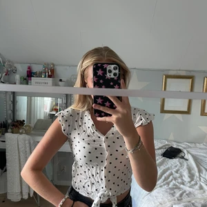 Prickig topp - Fint prickig blus ifrån Bershka i strl XS!