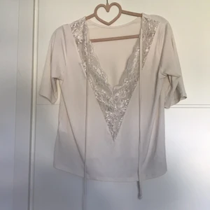 Spetsig vit blus  - Jätte fin blus med jätte skönt material.