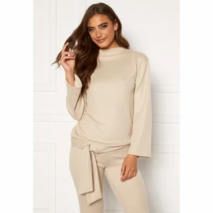 Bubbleroom x Moa Matsson - Fin topp från Bubbleroom x Moa Matsson i strl S. Använd av mig 2-3 gånger. Några noppror och nån tråddragning men blir ju så med tanke på materialet. 