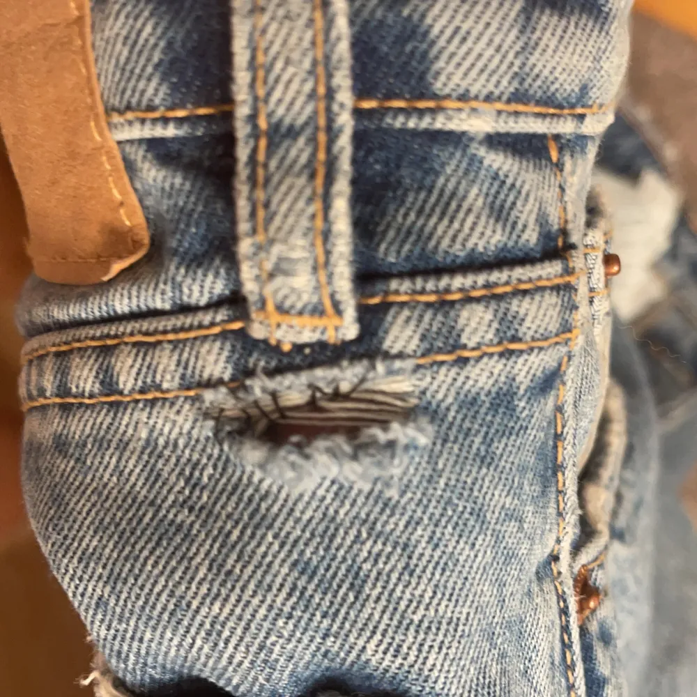 Kollar intresset på mina slutsålda populära zara jeans, är ett hål vid en vid öglorna men det är inget som syns, avklippta typ 2 cm för jag gillar när det är ”raw edge”, ge bud från 150kr eller 450kr+frakt💕. Jeans & Byxor.