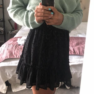 Svart kjol! - Säljer denhär kjolen eftersom den aldrig kommit till användning, har bara använts en gång och är helt som ny. 💞 