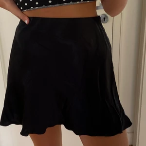 Kjol - Svart satin kjol från weekday, använd typ 2 gånger