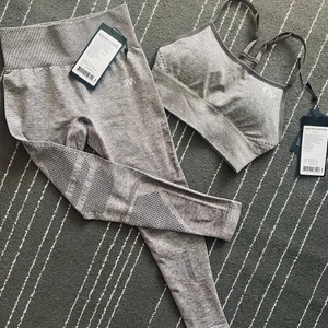 Nytt set Icaniwill - Fick hem detta set igår och klippte bort taggarna de första jag gjorde.. insåg sen att det var fel storlek! Lägger ut här då jag inte kan returnera dom! Aldrig använda! Nypris 699 & 349kr (1048kr). 