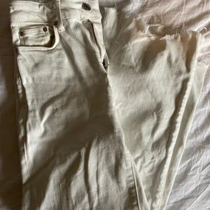Vita zara jeans - Superfina Jeans från Zara. Storlek 34! Säljer då de inte längre passar! 200kr+frakt