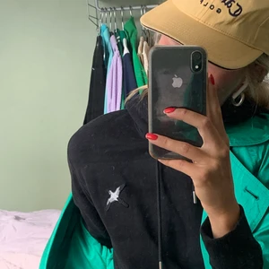 Arigato Hoodie  - Svart hoodie från arigato med deras logga på bröstet. Använd fåtal gånger- inga synliga defekter- mycket bra skick. Köpte för 1700kr i arigatos butik och säljer för 250kr🧜🏼‍♀️🧜🏼‍♀️ Hör av dig vid frågor och funderingar!