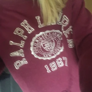 Ralph lauren tröja  - Säljer denna snygga college liknande ralph lauren tröjan i vinröd!!❤️så snygg!! Använd ett fåtal gånger, har ett superlitet hål i mudden vid handleden, men inget man tänker på. Säljs pågrund av att den inte kommer till användning längre, köpt för ca 1000