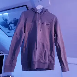 Riktigt stilren hoodie från HELMUT LANG! Aldrig använd utan bara testad, köpt på impuls... Den har endast legat i garderoben så lika bra att sälja den!