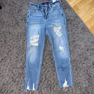 Ett par hollister jeans med hål. Nedtill är de lite korta men annars väldigt luftiga och ett par härliga sommar/vår byxor. Kan även fungera en bit intill hösten. 