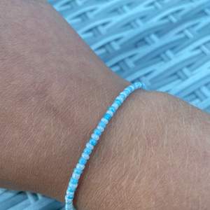 Egengjorda armband av blåa och vita färger🤍 Kolla gärna in annat i min profil💙 Gör armband och halsband på beställningar :)