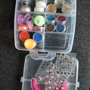 Nageltillbehör - Låda med pulver och glitter till akryl och gelénaglar
