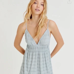 Klänning  - En super söt helt ny klänning från pull & bear med prislappen kvar. Den är aldrig använd och är helt i ny skick. Köpte den i fel storlek tyvärr och det blev för krångligt att lämna tillbaka☺️. Köpt för 259 kr