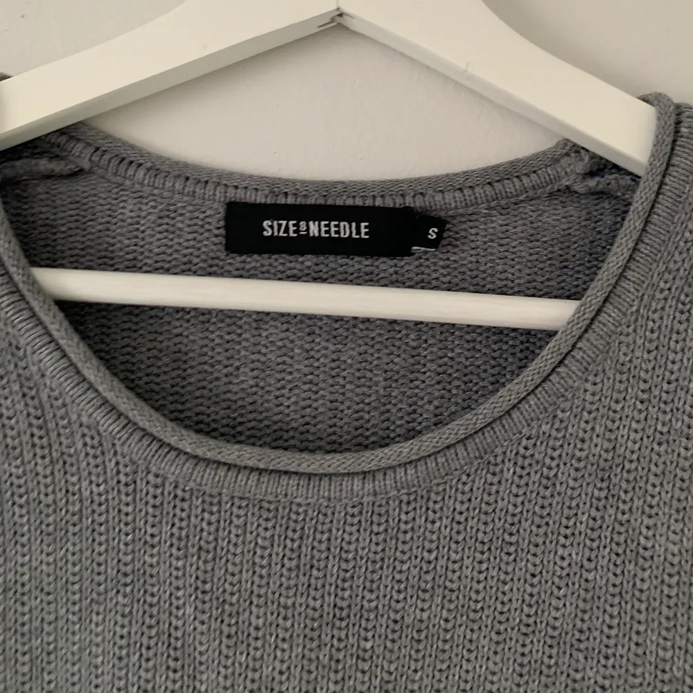 En grå stickad tröja i storlek S! Köparen står för fraktkostnaden😊. Stickat.