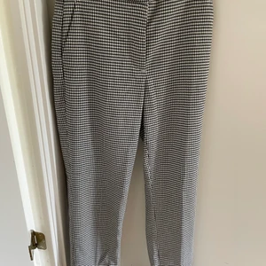 Rutiga kostymbyxor  - Jag köpte dessa kostymbyxor för ett år sedan på hm. Jag säljer detta för de är för små, de är använda 1 gång. Köparen står för frakt - 66kr