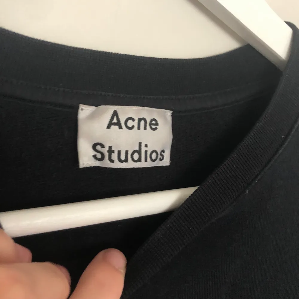 Acne Studios sweatshirt i Casey modellen, storlek Small. Tröjan är blank och har en klassisk passform. Tröjan är i svart färg. Tröjan är i använt skick och har inga defekter.. Tröjor & Koftor.