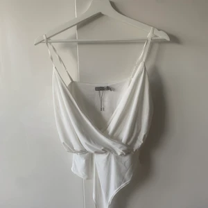 Vit omlottbody - Superfin omlottbody, aldrig använd! 150kr💛