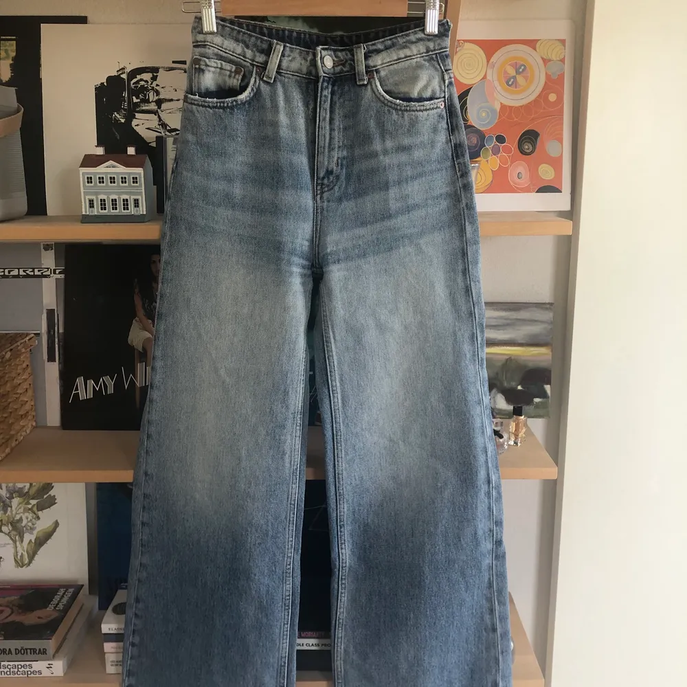 Säljer dessa ljusblåa Weekday Ace-jeansen. Byxorna är använda men har inga defekter. Frakt: 67kr (köpare står för frakt)🥰. Jeans & Byxor.