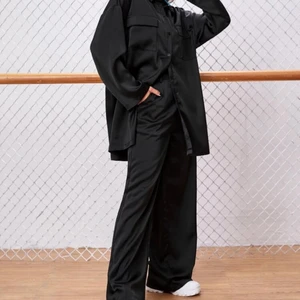 Svart skjorta🖤🖤 - Säljer denna oanvända skjortan i storlek M för 100kr plus frakt🖤 Den är lite overaized i modellen och är skitsnygg att bära ihop med bland annat ett par svarta kostymbyxor🖤🥰😍