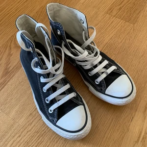 Svarta converse  - Säljer svarta converse i relativt bra skick (sista bilden visar färgen som smällt på själva märket). Strl 37,5, är numera för små. Säljer för 150 (exklusive frakt). Kontakta vid intresse. 