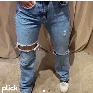 Jeans - Sjukt snygga jeans från pull & bear! Säljer dem för att jag har tröttnat på de tyvärr💕 högsta bud ligger på 350💕