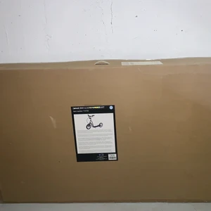 BMX scooter  - Köpte denna som present till min kusin men som aldrig fick den pågrund av att hans storebror fyllde år före och fick samma så dem delade på den tills den lille fick den, så därför säljer jag denna för att den är inte till bruk och är helt orörd oöppnad och som ny!. 