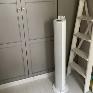 Högtalare - En jätte fin högtalare och den är jätte bra skick går att styras med en kontroll kan. Kan ej skickas bara hämtas upp. 98cm hög 14,5cm bred.