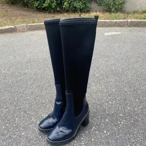 Säljer mina älskade Tory Burch Knee Boots. Stl 37 Köpta för 2 år sedan, finns ej kvar att köpa. Använda 5 gånger, super sköna & bekväma.  Butik pris, 7000 kr.  Vid snabbköp kan priset diskuteras