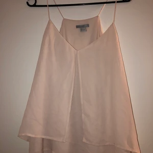 Topp - Använd fåtalet gånger under en sommar, därav bra skick🤍 storlek 38🤍 frakt tillkommer🤍 (fraktkostnaden kan ändras)