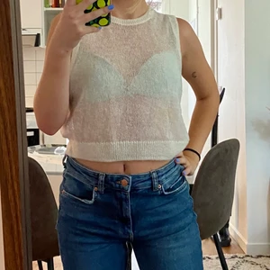 Stickad väst  - Superfin stickad väst, köpt förra sommaren och använd 2 gånger. Från weekday. Kommer ej till användning