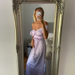 Drömmig Klänning - Drömmig klänning i fin ljuslila färg. Aldrig använd prislapp kvar. Orginal pris: 999kr 💕💕