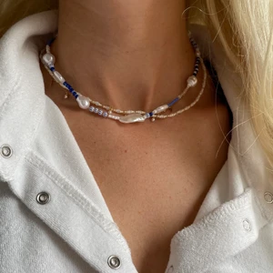 Blått pärlhalsband - Jättefint halsband med stora och små pärlor i en blå kombination. Passar så bra till både strandoutfit och jeans. Dyrare då det är flera olika pärlor samt att det tar lång tid att göra iom att det är ett varierande mönster. Sitter med nål och trär på varje pärla. Förslutning bak i silverfärg med lås och tre ringöglor för justerig. 🐳🐳🐳 Finns fyra st! 