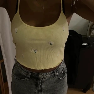 Linne - SÅ gulligt ribbat linne med rosa och vita inbroderade blommor🌺🌞 Helt oanvänt!