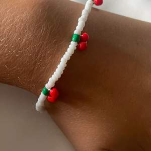 Pärl armband med justerbart längd i bak och färg röd vit grön 