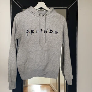 Friends hoodie - Grå fin friends tröja som är många gånger använd! Och som är i storlek Xs men den passar i S!!! 70kr ink frakt!