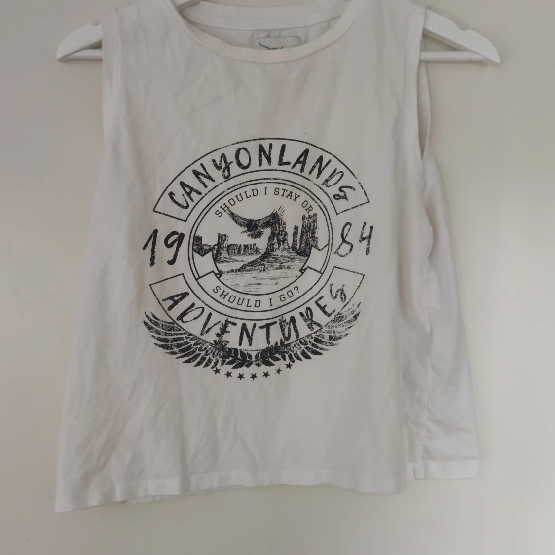 Vitt linne med svarta detaljer