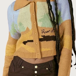 HOUSE OF SUNNY Daybreak Cardigan  - Använd 1 gång. Nyskick, är 170 cm lång och är cropped som på modellen på bilden. Nypris ca 1200kr. 