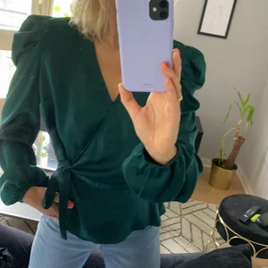 Omlottblus med snörning från Bik Bok - Omlottblus med snörning från Bik Bok. Sidenmaterial. Grön. Storlek L.