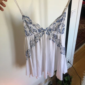 Top från Victorias secret - Super fin o trendig topp. Är bekväm och har super lätt material. Banden kan skjusteras och passar nästan vem som. Det står att det är storlek xs men jag är en storlek m och får plats i den.  