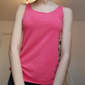 Pink tank top - den skönaste tröjan någonsin. Säljer den för jag inte använder längre. Storlek: xs/xxs. Frakt 66 kr