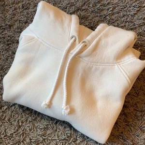 Cropped hoddie - Vit cropped Hoodie ifrån Bik Bok❤️Jättemysigt material och nästan aldrig använd