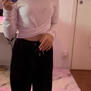 H&M blus strl S - En fin, vit blus från hm som har lite lätta ränder på sig och en liten Knut vid magen. 